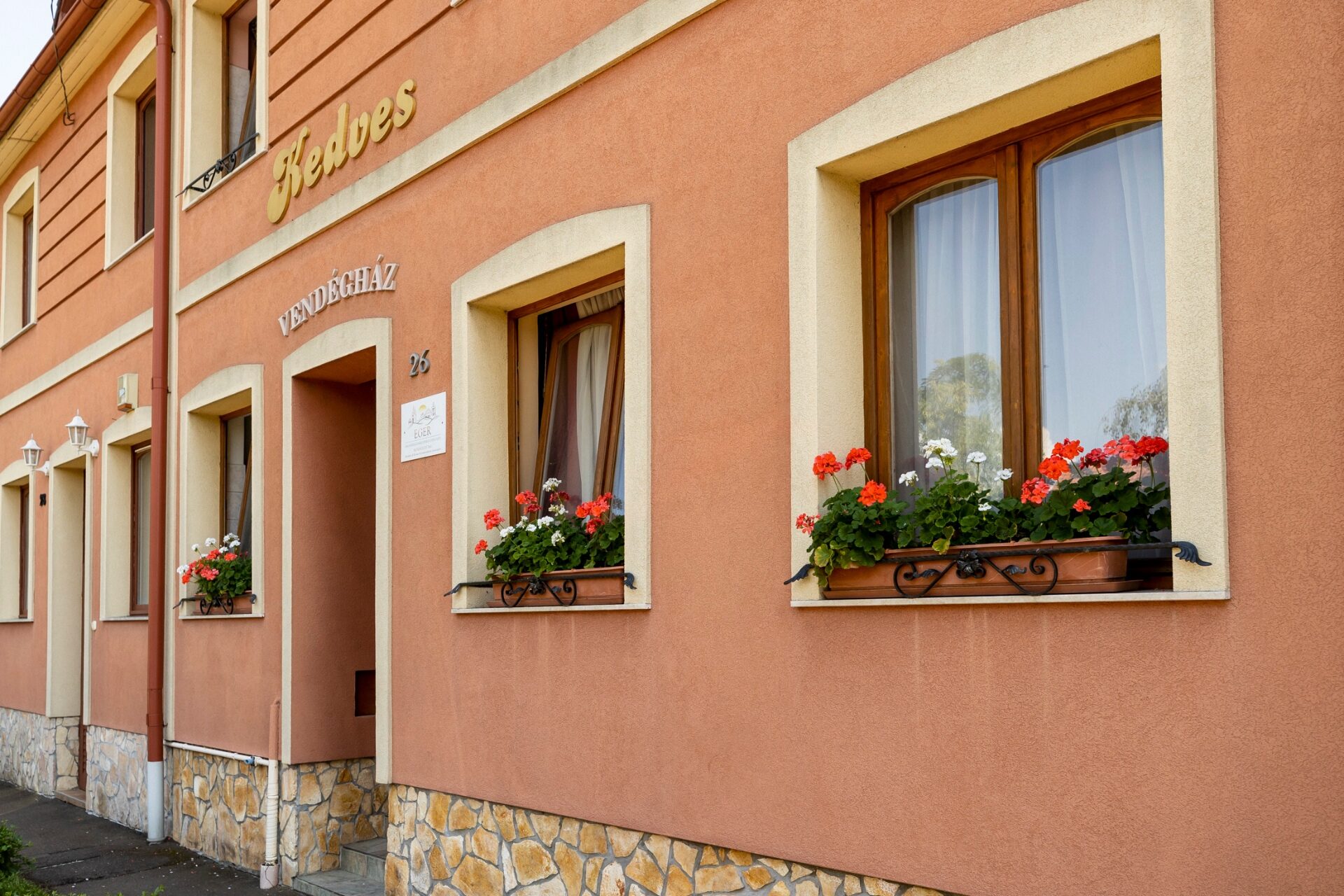 Kedves Vendégház Eger — homlokzat